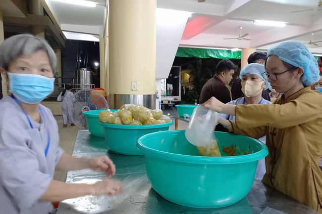 Giving box-lunch portions on occasion the 98th Seven-Day Retreat