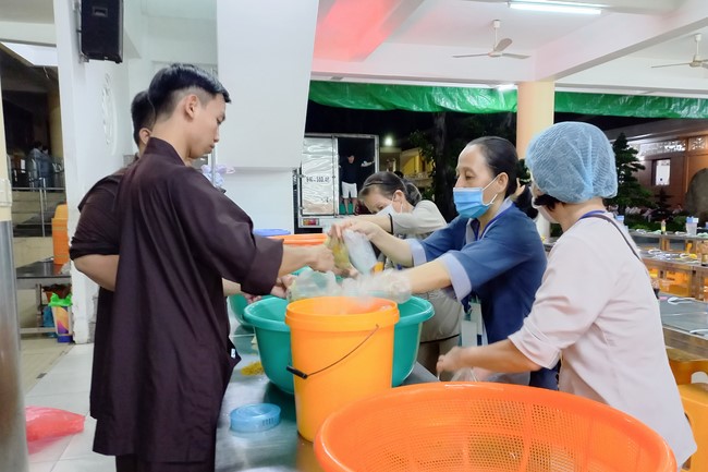 Giving box-lunch portions on occasion the 98th Seven-Day Retreat