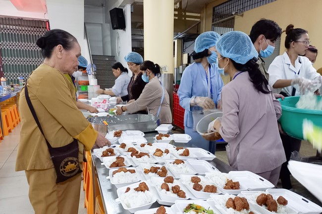 Giving box-lunch portions on occasion the 98th Seven-Day Retreat
