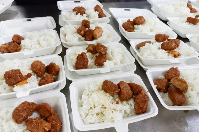 Giving box-lunch portions on occasion the 98th Seven-Day Retreat