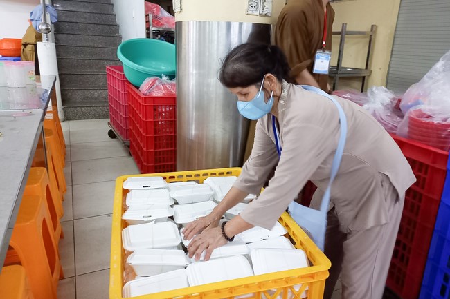 Giving box-lunch portions on occasion the 98th Seven-Day Retreat