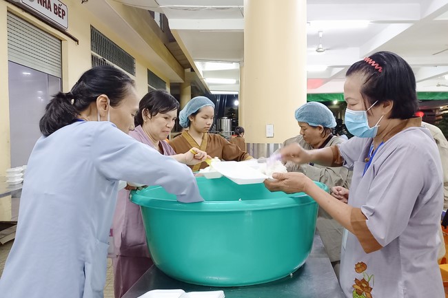 Giving box-lunch portions on occasion the 98th Seven-Day Retreat