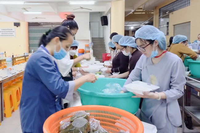 Giving box-lunch portions on occasion the 98th Seven-Day Retreat