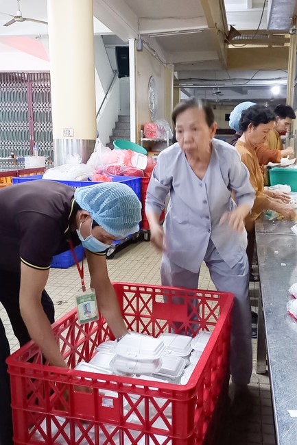 Giving box-lunch portions on occasion the 98th Seven-Day Retreat