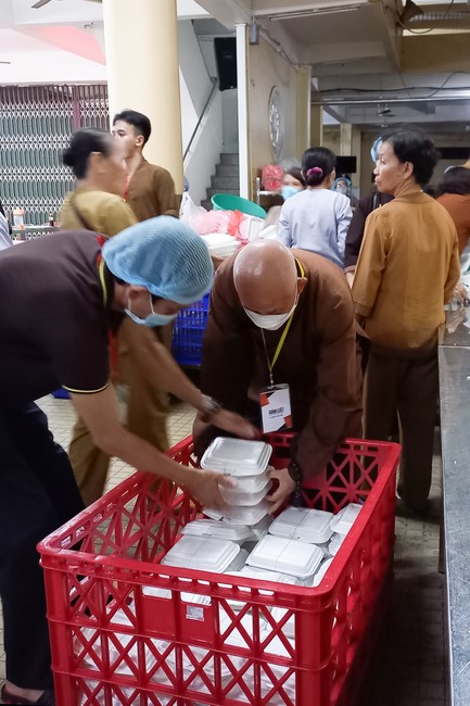 Giving box-lunch portions on occasion the 98th Seven-Day Retreat