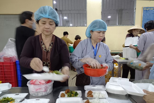 Giving box-lunch portions on occasion the 98th Seven-Day Retreat