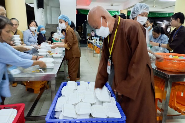 Giving box-lunch portions on occasion the 98th Seven-Day Retreat