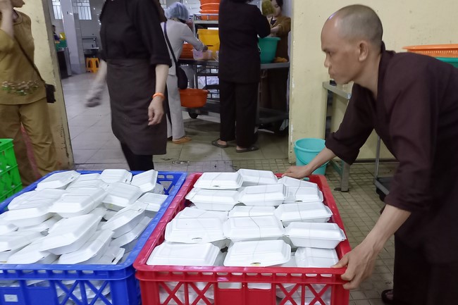 Giving box-lunch portions on occasion the 98th Seven-Day Retreat