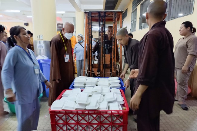 Giving box-lunch portions on occasion the 98th Seven-Day Retreat