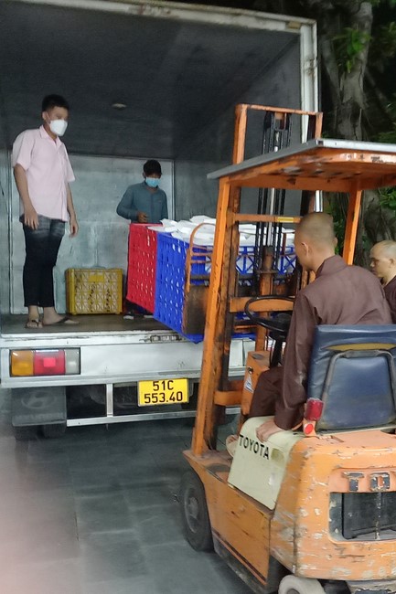 Giving box-lunch portions on occasion the 98th Seven-Day Retreat