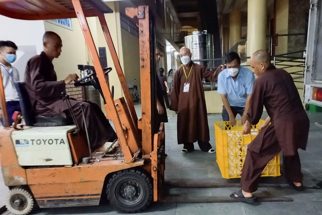 Giving box-lunch portions on occasion the 98th Seven-Day Retreat