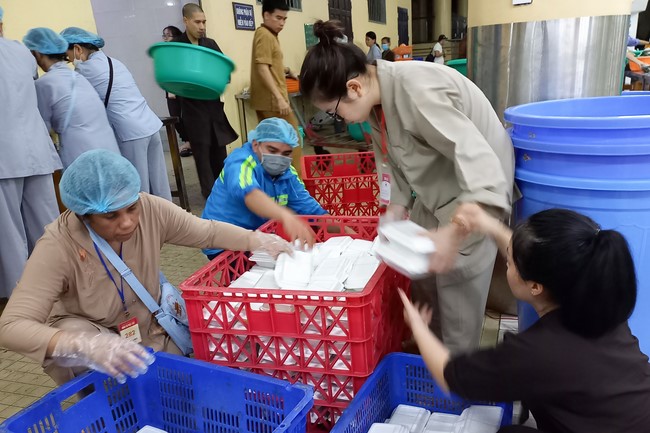 Giving box-lunch portions on occasion the 98th Seven-Day Retreat