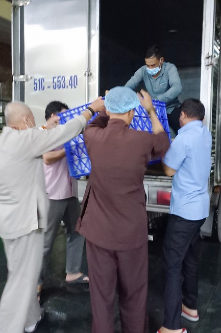 Giving box-lunch portions on occasion the 98th Seven-Day Retreat