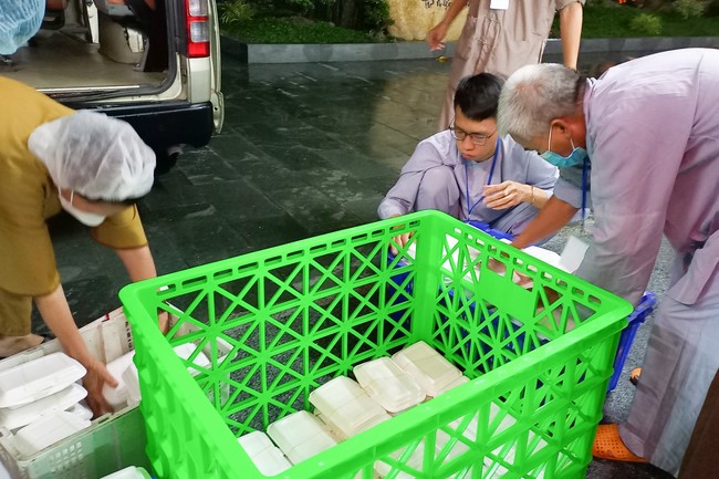 Giving box-lunch portions on occasion the 98th Seven-Day Retreat