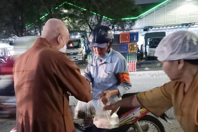 Giving box-lunch portions on occasion the 98th Seven-Day Retreat