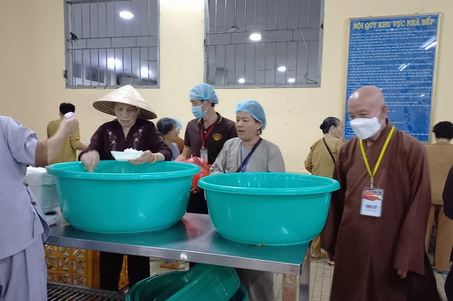 Giving box-lunch portions on occasion the 98th Seven-Day Retreat