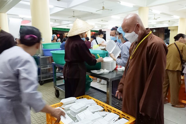 Giving box-lunch portions on occasion the 98th Seven-Day Retreat