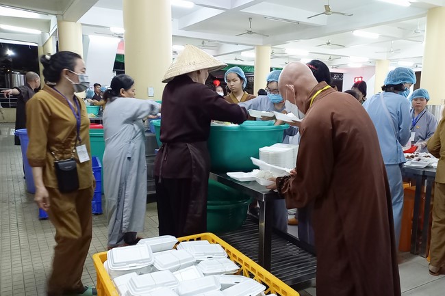 Giving box-lunch portions on occasion the 98th Seven-Day Retreat