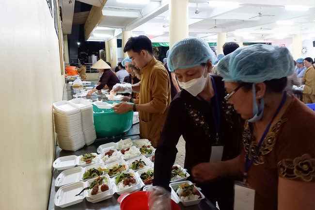 Giving box-lunch portions on occasion the 98th Seven-Day Retreat