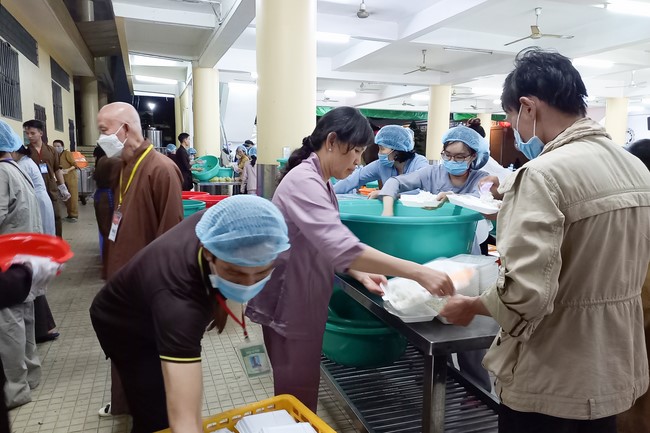 Giving box-lunch portions on occasion the 98th Seven-Day Retreat