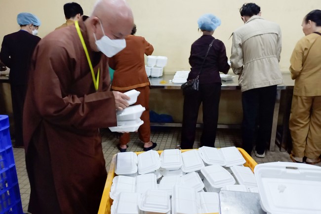 Giving box-lunch portions on occasion the 98th Seven-Day Retreat