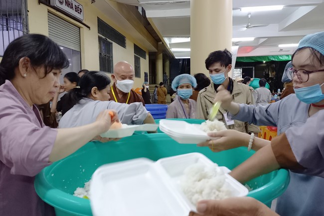 Giving box-lunch portions on occasion the 98th Seven-Day Retreat