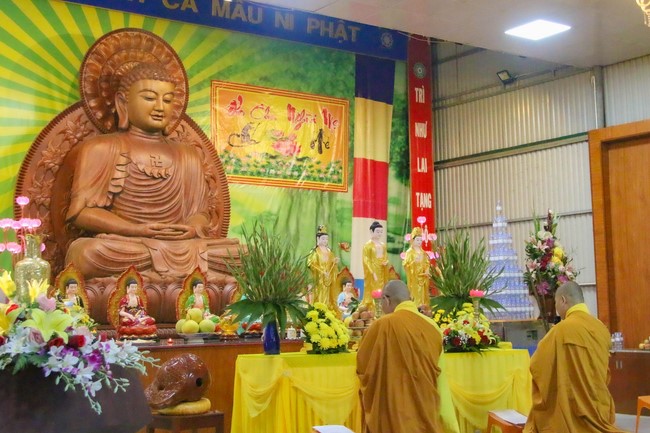 Chùa Bốn – Nghệ An: Lễ Hoa Đăng Kỷ Niệm Đức Phật A Di Đà