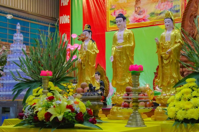 Chùa Bốn – Nghệ An: Lễ Hoa Đăng Kỷ Niệm Đức Phật A Di Đà