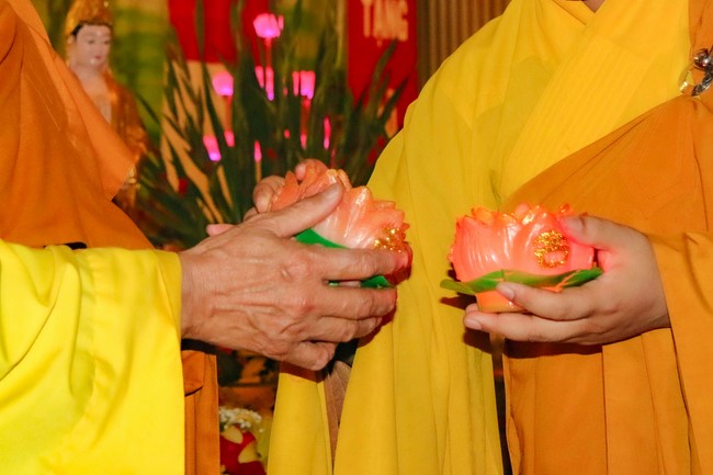 Chùa Bốn – Nghệ An: Lễ Hoa Đăng Kỷ Niệm Đức Phật A Di Đà