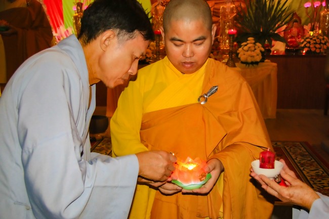 Chùa Bốn – Nghệ An: Lễ Hoa Đăng Kỷ Niệm Đức Phật A Di Đà