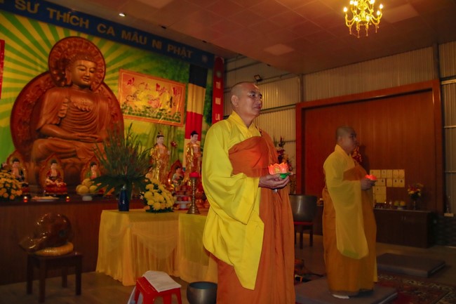 Chùa Bốn – Nghệ An: Lễ Hoa Đăng Kỷ Niệm Đức Phật A Di Đà