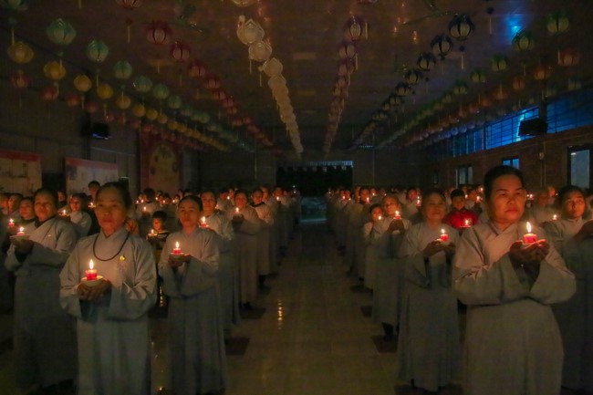 Chùa Bốn – Nghệ An: Lễ Hoa Đăng Kỷ Niệm Đức Phật A Di Đà