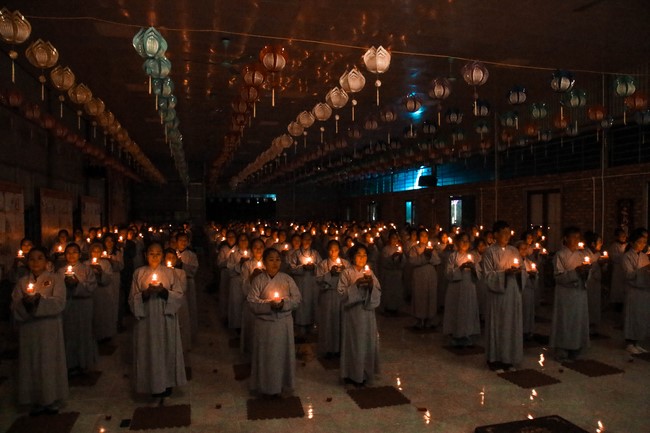 Chùa Bốn – Nghệ An: Lễ Hoa Đăng Kỷ Niệm Đức Phật A Di Đà