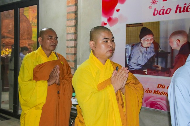 Chùa Bốn – Nghệ An: Lễ Hoa Đăng Kỷ Niệm Đức Phật A Di Đà