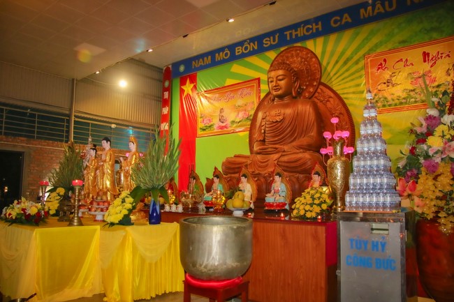 Chùa Bốn – Nghệ An: Lễ Hoa Đăng Kỷ Niệm Đức Phật A Di Đà