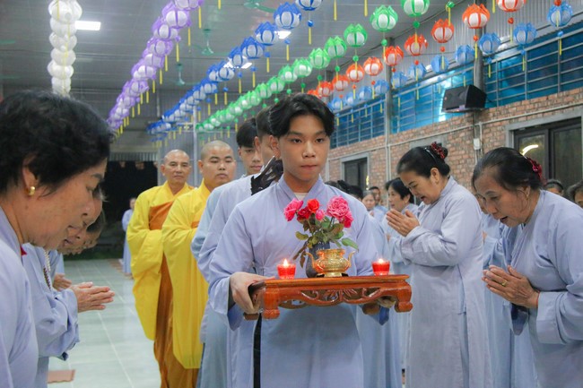 Chùa Bốn – Nghệ An: Lễ Hoa Đăng Kỷ Niệm Đức Phật A Di Đà