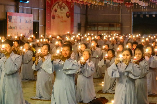 Chùa Bốn – Nghệ An: Lễ Hoa Đăng Kỷ Niệm Đức Phật A Di Đà