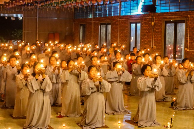 Chùa Bốn – Nghệ An: Lễ Hoa Đăng Kỷ Niệm Đức Phật A Di Đà