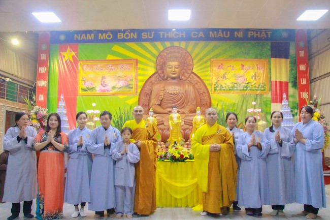 Chùa Bốn – Nghệ An: Lễ Hoa Đăng Kỷ Niệm Đức Phật A Di Đà