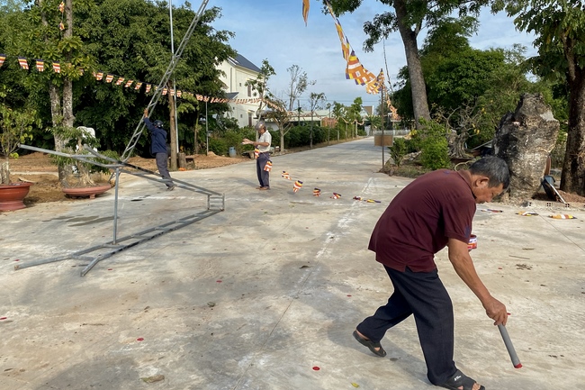 Candle Lighting Ritual to commemorate Amitabha’s Buddha at Suoi Phap Pagoda, Tay Ninh
