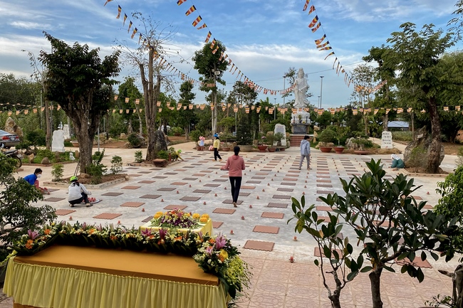 Candle Lighting Ritual to commemorate Amitabha’s Buddha at Suoi Phap Pagoda, Tay Ninh