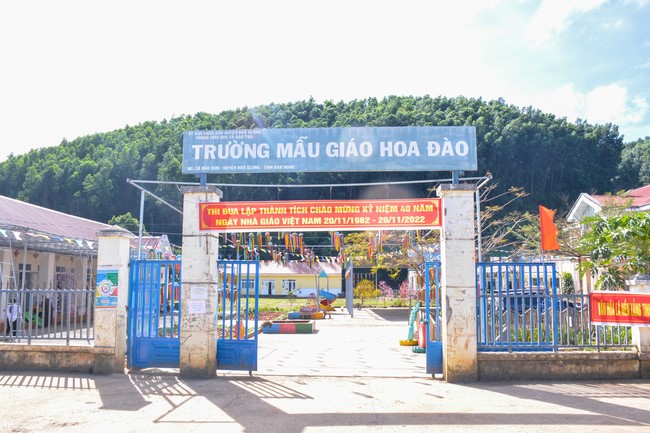 Handover ceremony of living quarter for Hoa Dao Kindergarten in Dak Glong district, Dak Nong province
