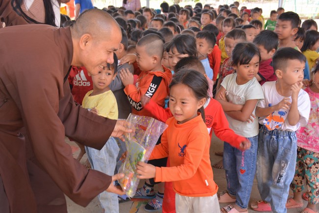 Handover ceremony of living quarter for Hoa Dao Kindergarten in Dak Glong district, Dak Nong province