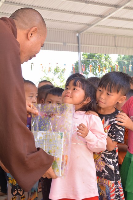 Handover ceremony of living quarter for Hoa Dao Kindergarten in Dak Glong district, Dak Nong province