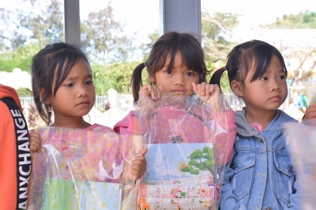 Handover ceremony of living quarter for Hoa Dao Kindergarten in Dak Glong district, Dak Nong province