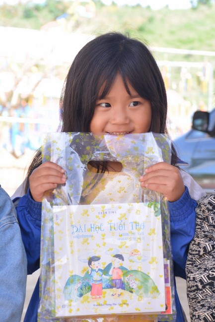 Handover ceremony of living quarter for Hoa Dao Kindergarten in Dak Glong district, Dak Nong province