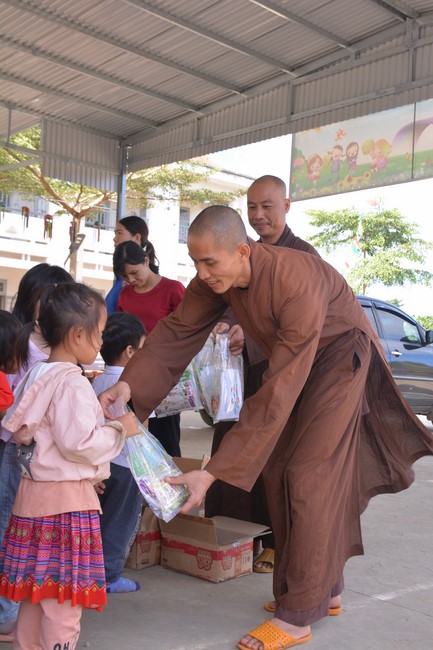 Handover ceremony of living quarter for Hoa Dao Kindergarten in Dak Glong district, Dak Nong province