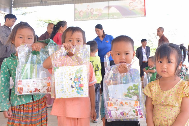 Handover ceremony of living quarter for Hoa Dao Kindergarten in Dak Glong district, Dak Nong province