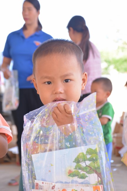Handover ceremony of living quarter for Hoa Dao Kindergarten in Dak Glong district, Dak Nong province