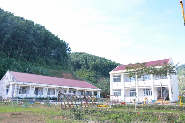 Handover ceremony of living quarter for Hoa Dao Kindergarten in Dak Glong district, Dak Nong province